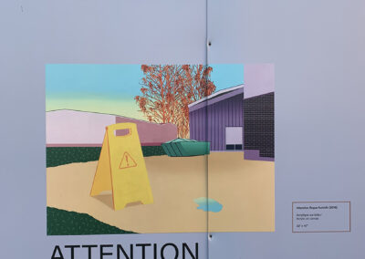 Œuvre, Attention flaque humide, de l'artiste Amélie Jodoin; Un panneau jaune à côté d'une flaque d'eau dans une cour