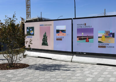 Les œuvres de l'artiste Amélie Jodoin affichées sur les murs du Technopôle Angus pour l'exposition L'art s'affiche