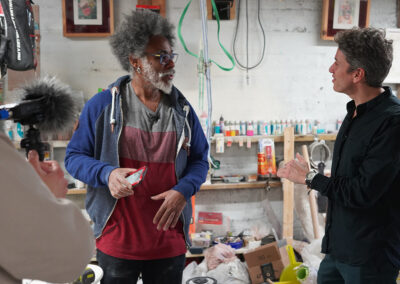 L'artiste Eddy Firmin reçoit le podcast Les coulisses de l'art dans son atelier
