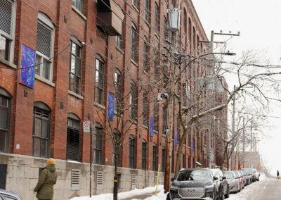 L'artiste Benjamin Perron admire ses tableaux exposés sur la façade d'Ubisoft Montréal pour L'art s'affiche