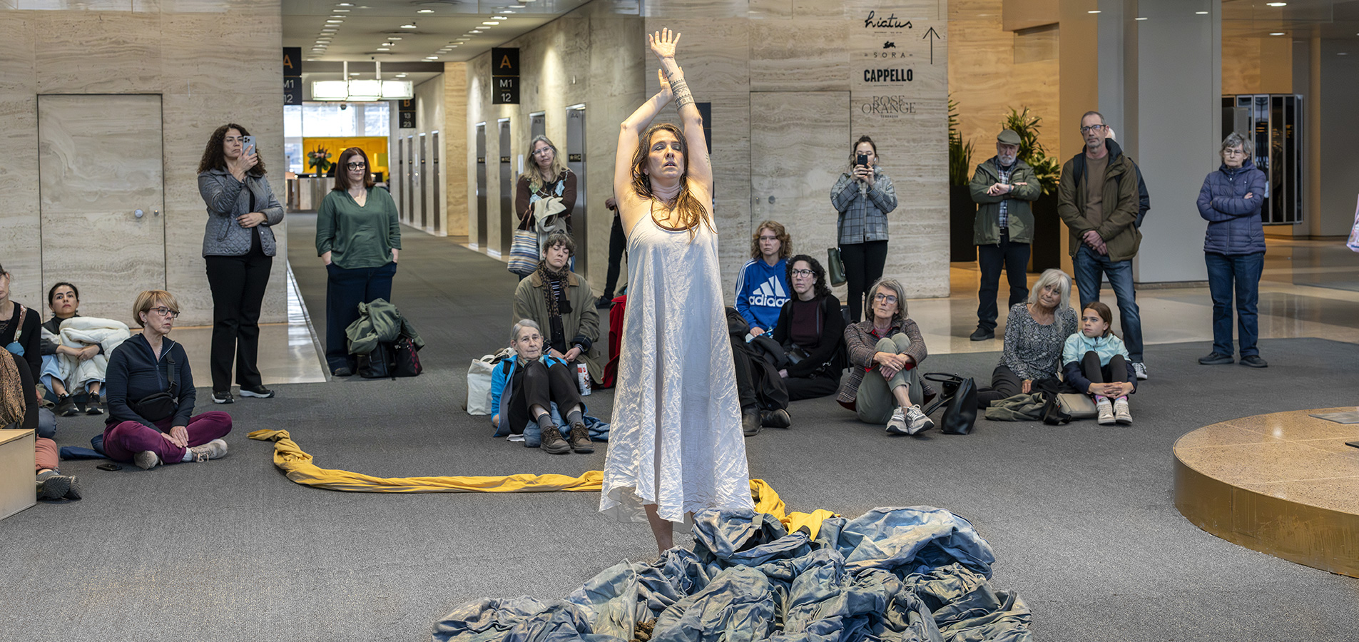 Performance artistique de l'artiste Soleil Launière dans le cadre du Festival Art Souterrain