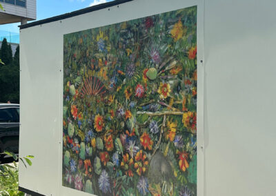 Une peinture très fleurie de l'artiste David Lafrance exposée sur une palissade du Technopôle Angus