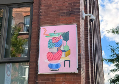Œuvre de l'artiste Jessica Wee exposée au coin d'une rue de Montréal